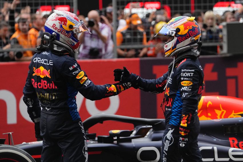 Checo Pérez y Max Verstappen tras el GP de China 2024