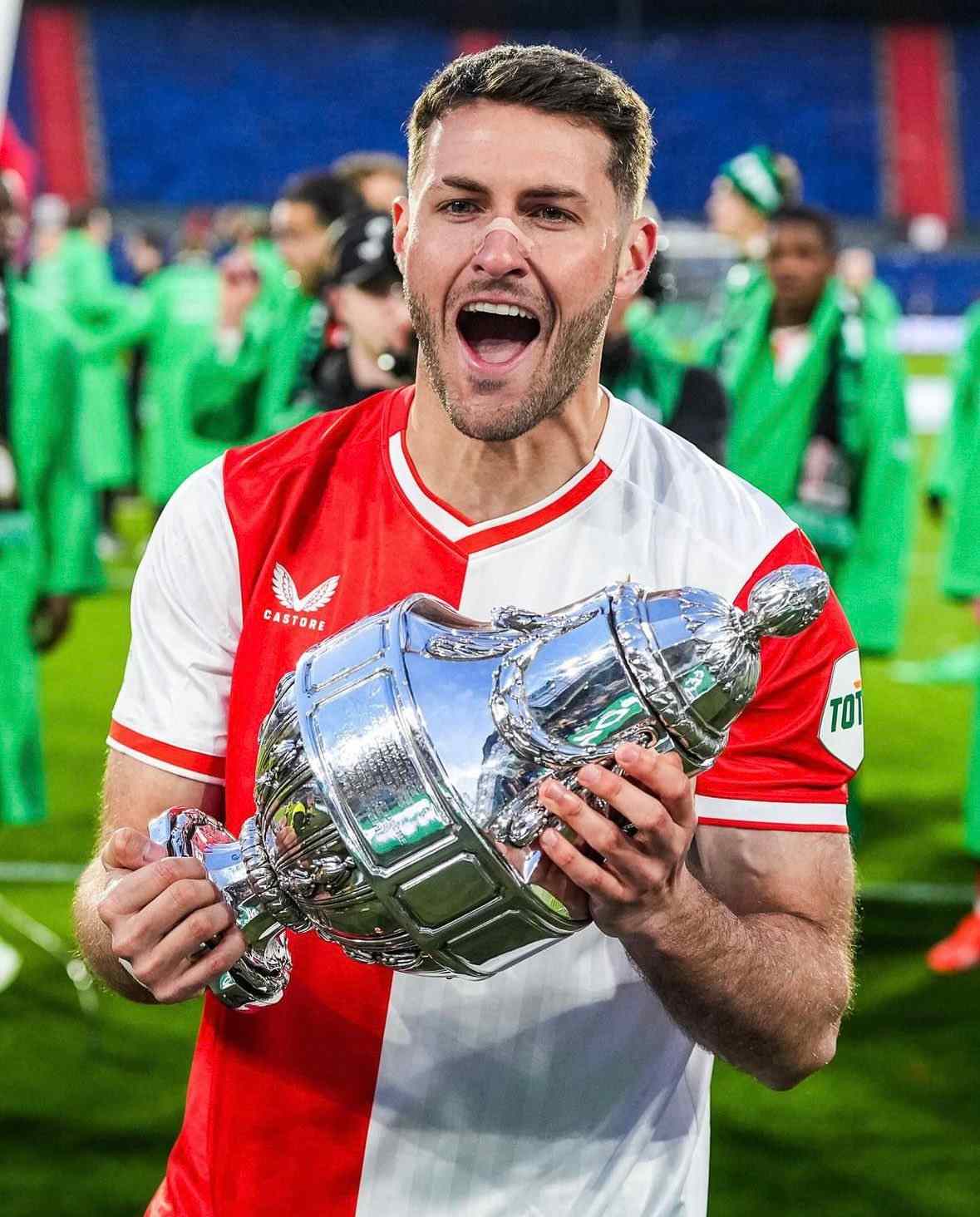 Santiago Giménez campeón de la Copa de Países Bajos