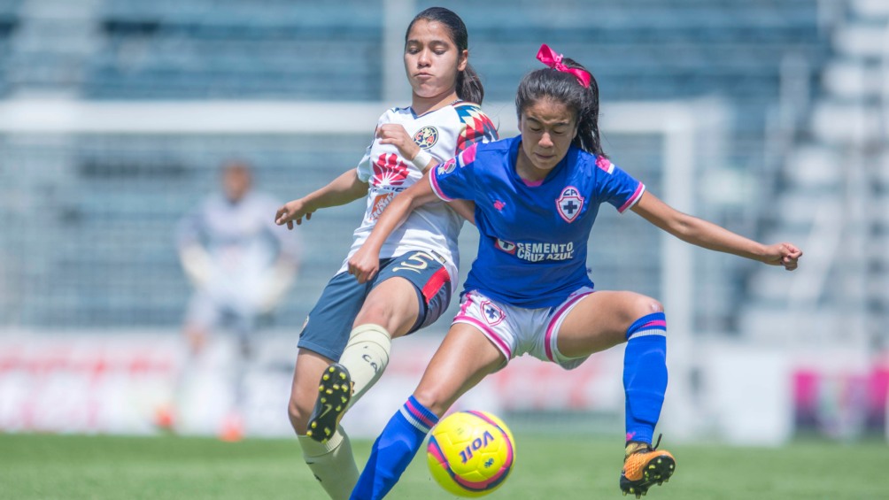 Laura Rangel jugando para Cruz Azul en el Estadio Ciudad de los Deportes