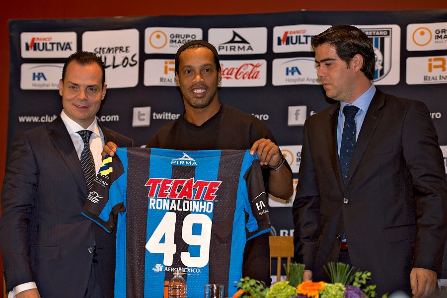 Arturo Villanueva con Ronaldinho