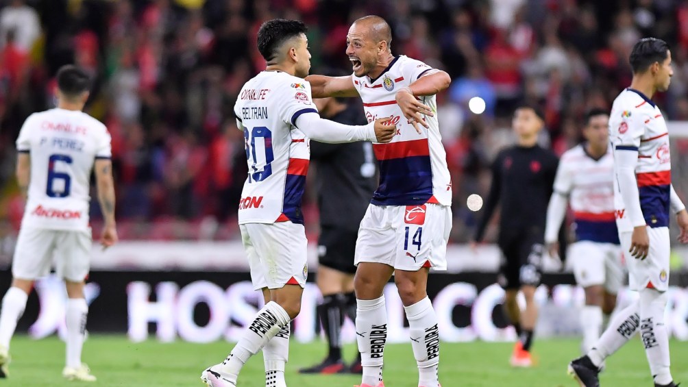 Javier Hernández festejando la victoria del Clásico Tapatío