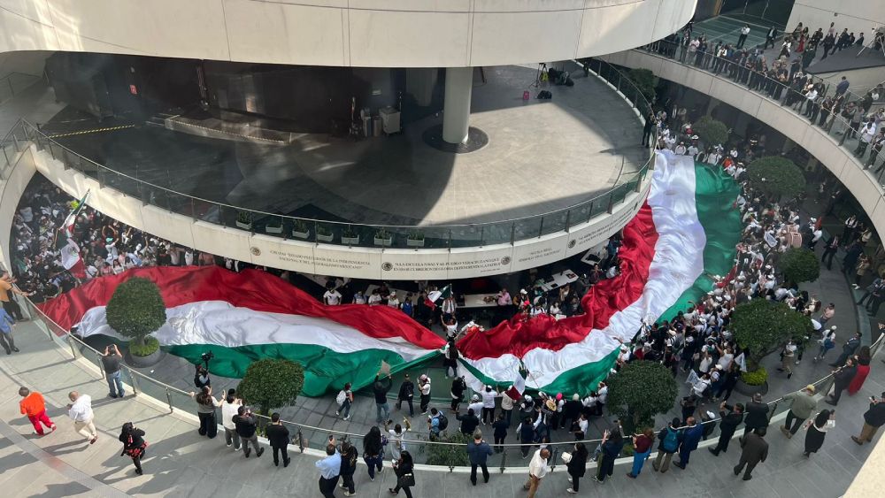 Manifestantes Dan Portazo En El Senado Decretan Receso Indefinido De