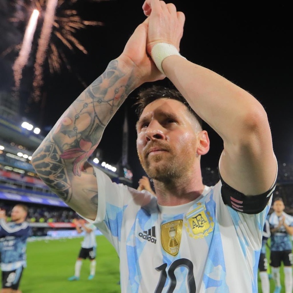 Messi aplaude con el Argentina