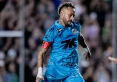 Aficionado buscó a Neymar para pedirle foto y tira a jugador de Santos Aficionado buscó a Neymar para pedirle foto y tira a jugador de Santos