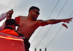 Alexis Vega lanza dinero a la afición de Toluca durante festejos del bicampeonato Alexis Vega lanza dinero a la afición de Toluca durante festejos del bicampeonato