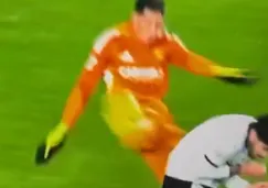 ¡Se volvió loco! Esteban Andrada ex portero de Monterrey, pateó a rival en LaLiga Hypermotion Patada de Andrada