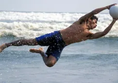¡A lo Inmortal! Jorge Campos entrena a su hijo en las playas de Acapulco ¡A lo Inmortal! Jorge Campos entrena a su hijo en las playas de Acapulco