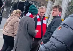 ¡Es cine! Cristopher Nolan fue captado con bufanda del Arsenal en Emirates Stadium ¡Es cine! Cristopher Nolan fue captado con bufanda del Arsenal en Emirates Stadium