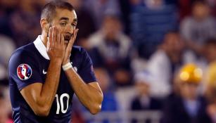 Benzema se lamenta en un partido con la selección de Francia