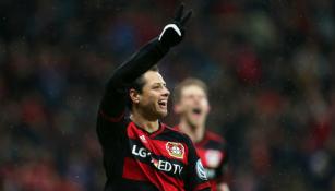 Chicharito festeja su gol en la Copa de Alemania