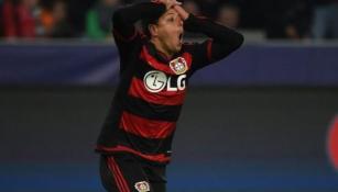 Chicharito, incrédulo en un juego del Leverkusen