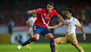 Gabriel Peñalba disputa la pelota con Matías Britos de los Pumas