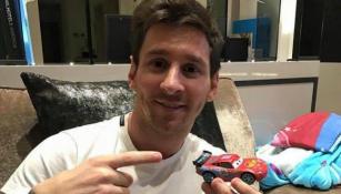 Messi ironiza sobre la falsa noticia con coche de juguete