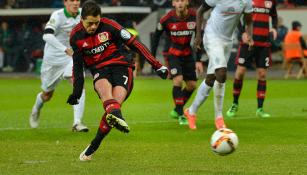 Chicharito cobra un penalti con el Bayer Leverkusen