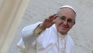 Papa Francisco saluda a los fieles
