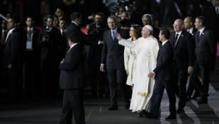 Papa Francisco es recibido por el Presidente de México