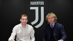Kulusevski firmando con Juventus