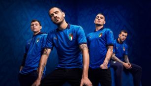 Jugadores de la Azzurri posando con la nueva indumentaria