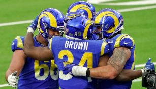 Jugadores de Rams celebran TD vs Seattle