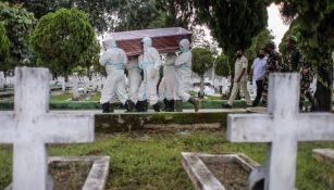 El cuerpo de una víctima de Covid-19 en llevada al pantéon en Sumatra, Indonesia 