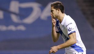 Santiago Ormeño festeja un gol con Puebla 