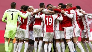 Jugadores del Ajax celebran título de Eredivisie
