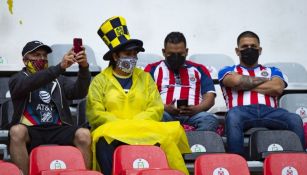 Aficionados de América y Chivas al interior del Estadio Azteca