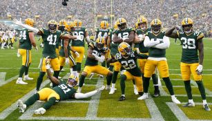 La defensa de Packers  festeja un fumble 