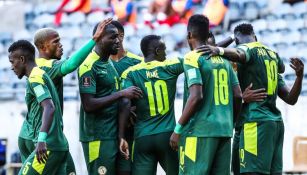 Jugadores de Senegal celebran un gol