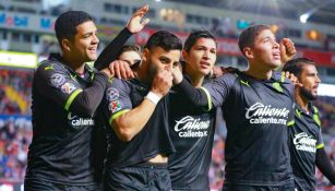 Jugadores de Chivas celebrando un gol