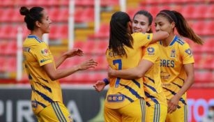 Jugadoras de Tigres Femenil celebran un gol