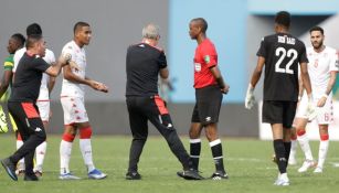 Janny Sikazwe al terminar el juego entre Túnez y Mali antes de tiempo