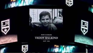Teddy Balkind siendo conmemorado en un partido de Los Angeles Kings 