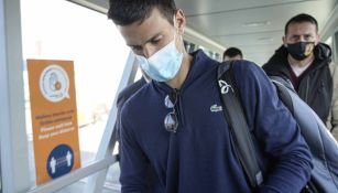 Djokovic, abordando un avión tras ser deportado de Australia 