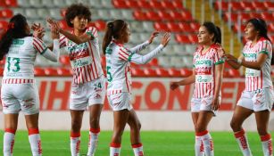 Jugadoras de Necaxa Femenil celebrando victoria ante Pumas