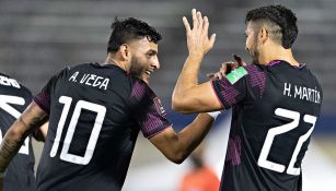 Alexis Vega y Henry Martín festejan un gol