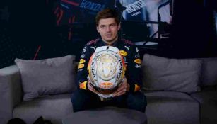 Max Verstappen presentando su casco nuevo 