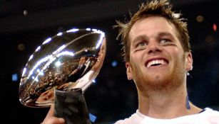 Tom Brady posa con trofeo