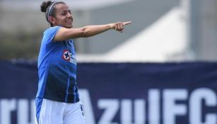 Gabriela Lozada reacciona durante partido con Cruz Azul