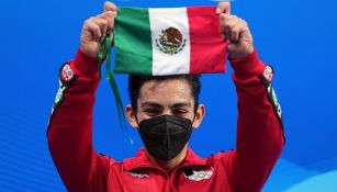 Donovan Carrillo posa con la bandera de México en Beijing 2022