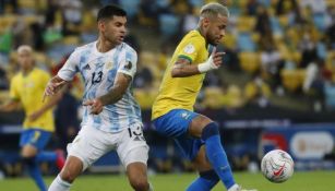 Cristian Romero pelea por un balón con Neymar