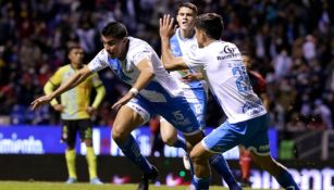 Jugadores del Puebla celebrando un gol a favor