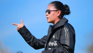 Mónica Vergara en un partido de la Selección Mexicana Femenil