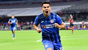 Carlos Rodríguez festeja un gol con Cruz Azul