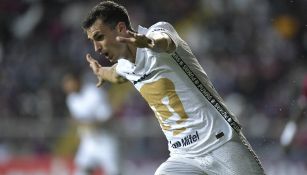 Juan Ignacio Dinenno festejando gol con Pumas ante Saprissa