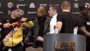 Video: Boxeador amenazó con un bate a su rival en conferencia