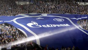 Afición del Schalke 04 presume un jersey gigante del club