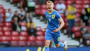 Oleksandr Zinchenko festeja un gol con Ucrania 