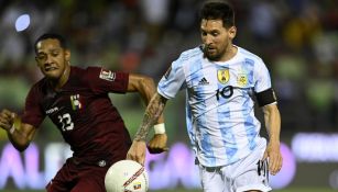 Messi pelea un balón en un duelo vs Venezuela 