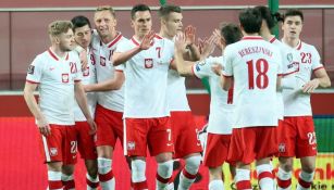 Jugadores polacos festejan un gol en un duelo